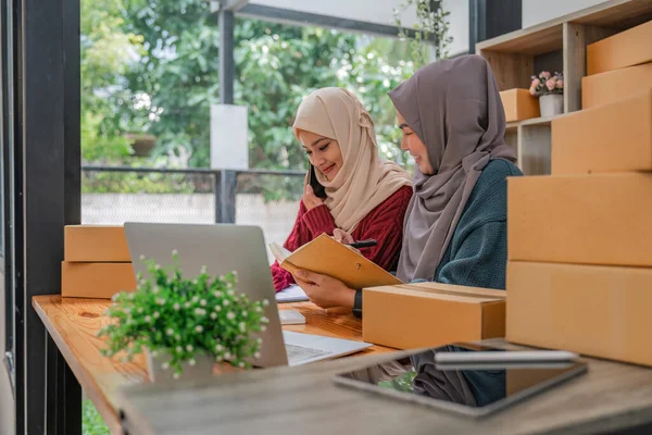 Amigo Musulmán Mujer Trabajo Independiente Negocio Sme Compras Línea Trabajando —  Fotos de Stock