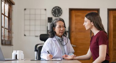 Danışmanlık, muayenehanedeki kadınla birlikte sağlık, kontrol listesi ve sonuçlar. Muayene, yardım veya tavsiye için hasta ve uzman ile görüşme, sağlık ve tıp.