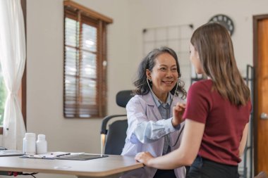 Doktor yaşlı hasta kalp atışlarını steteskopla ölçer. Sağlık sigortası konsepti.