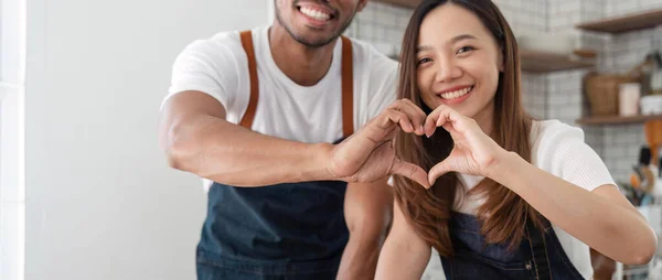 愛と夫婦とハートのサインの男と女が一緒に 心の手とサポートとキッチンへの信頼との関係 — ストック写真