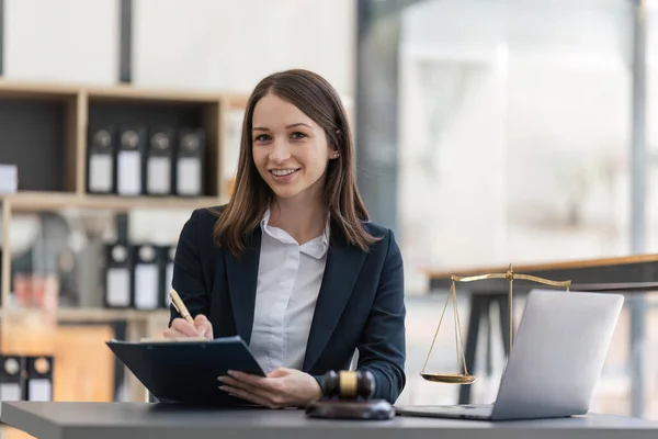 Vrouwelijke Advocaat Blij Werken Laptop Computer Met Hamer Juridische Boekenweegschalen — Stockfoto
