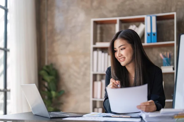 Erfolgreiche Lächelnde Geschäftsfrau Die Laptop Und Computer Benutzt Während Sie — Stockfoto