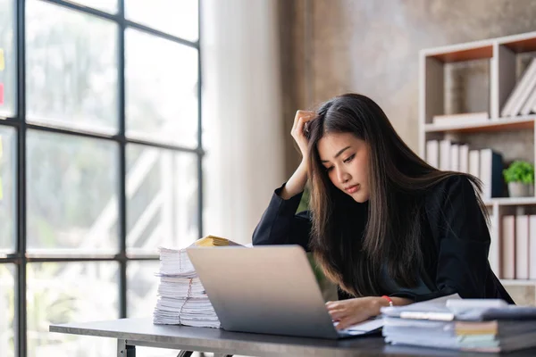 Burnout Oder Müde Geschäftsfrau Ist Büro Von Terminen Verschlafen Überarbeitet — Stockfoto