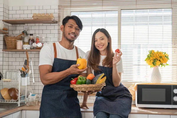 Bonito Casal Asiático Alegre Cozinhar Juntos Adicionar Tempero Refeição Rindo — Fotografia de Stock