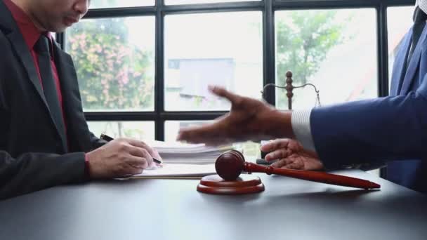 弁護士はビジネスの人々と手を振るパートナー弁護士との契約を封印する 握手の概念 契約について議論する弁護士は — ストック動画
