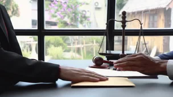 Ügyvédek Kezet Ráznak Üzletemberekkel Hogy Egyezséget Kössenek Partnerügyvédekkel Vagy Egy — Stock videók