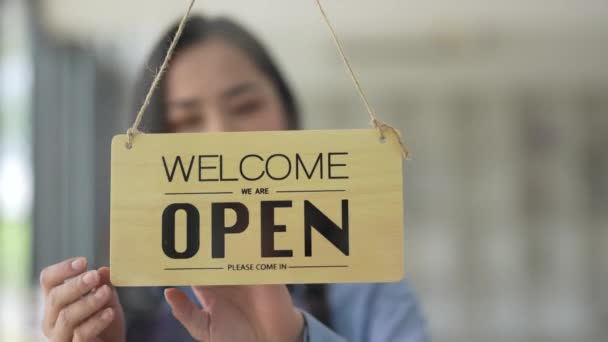 Владелец Бизнеса Азиатская Женщина Поворачивает Извините Закрытый Знак Стеклянной Двери — стоковое видео