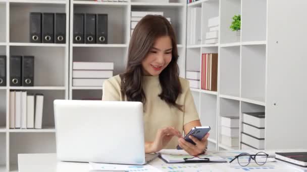 Portrait Happy Business Woman Enjoy Success Mobile Phone Office Closeup — Stock Video