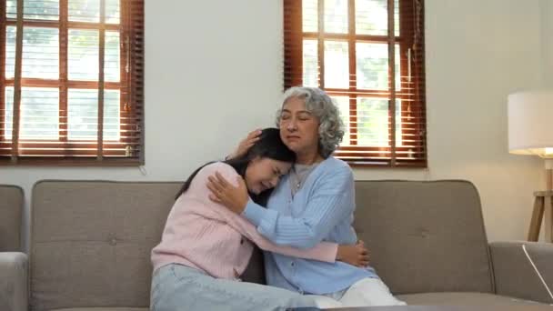 Smutná Stará Matka Soucitné Utěšování Rozrušený Depresivní Mladá Dcera Pláče — Stock video