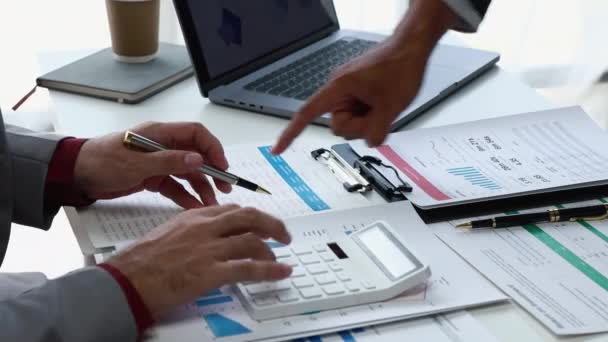 企业人员或会计在办公室使用计算器和笔记本电脑计算财务 商业财务会计概念 — 图库视频影像