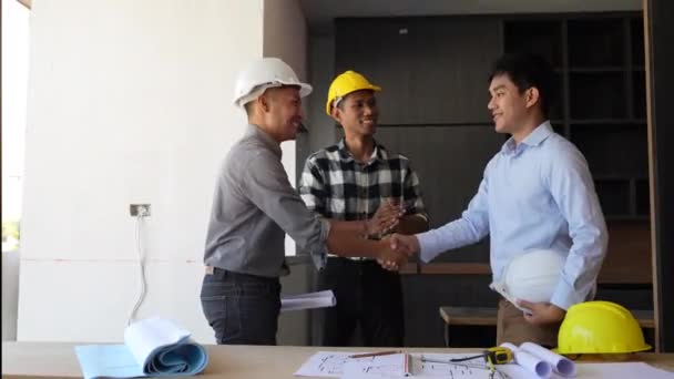 Equipe Engenheiro Arquitetos Esboçando Projeto Construção Equipe Trabalhadores Apertando Mãos — Vídeo de Stock