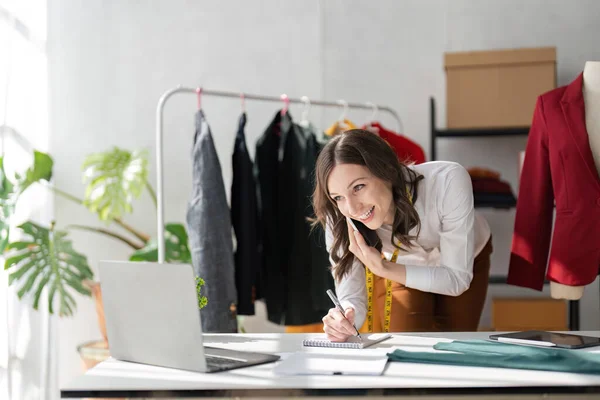 在工作室里工作的女性设计 在办公室里用智能手机给客户打电话 — 图库照片