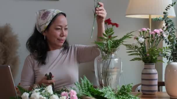 Asiatische Senioren Machen Blumensträuße Auf Einem Holztisch Der Heimischen Küche — Stockvideo