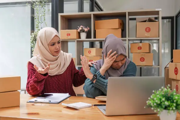 Estresado Dos Amigo Musulmán Trabajo Femenino Negocio Línea Sentirse Molesto —  Fotos de Stock