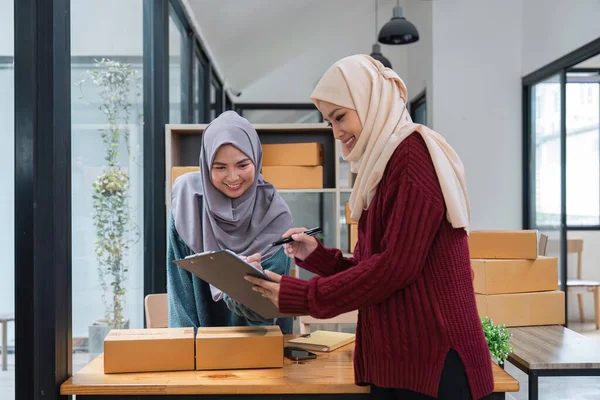 Muslim Dos Mujeres Freelancer Sme Negocio Compras Línea Trabajo Ordenador —  Fotos de Stock