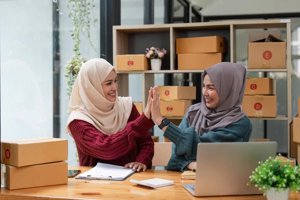 Dos Mujeres Musulmanas Negocio Línea Trabajando Juntos Mostrando Gesto Contundente — Foto de Stock