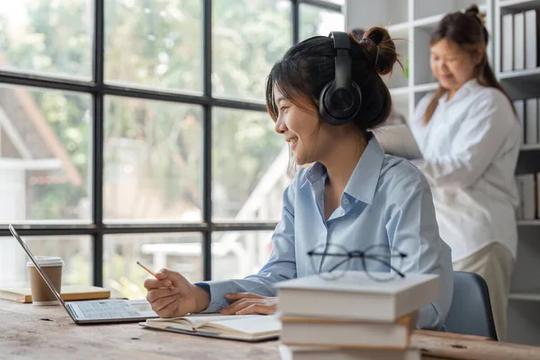 Lachen Leuke Stijlvolle Vrouwelijke Student Studeren Afstand Van Bibliotheek Met — Stockfoto