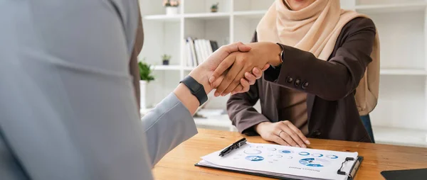 Two Hijab Asian Women Shaking Hands Startup Company Meeting Run — Stock Photo, Image