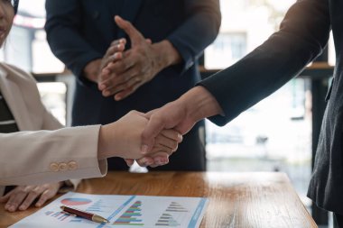 İş adamları ofiste el sıkışıyor. Başarılı toplantı sona eriyor. kutlama ortaklığı ve iş anlaşması kavramı.