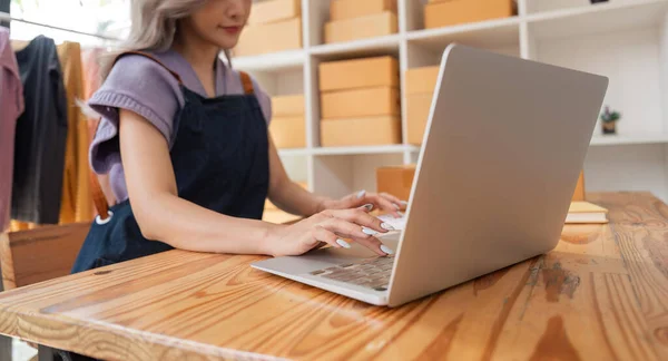 Nahaufnahme Frau Verkaufen Kleidung Online Mit Laptop Und Produktbestellrechner Büro — Stockfoto