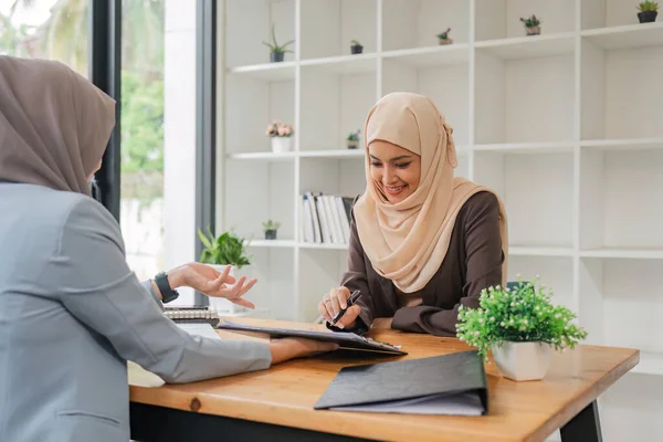 Joven Trabajadora Musulmana Discutiendo Con Amigos Sentados Juntos Trabajando Con —  Fotos de Stock