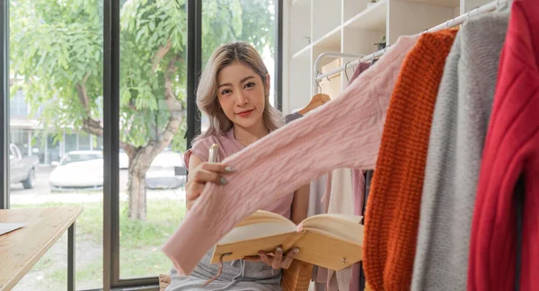 Kleine Ondernemer Vrouw Azië Mooie Ondernemer Verkoper Controleren Commerce Kleding — Stockfoto