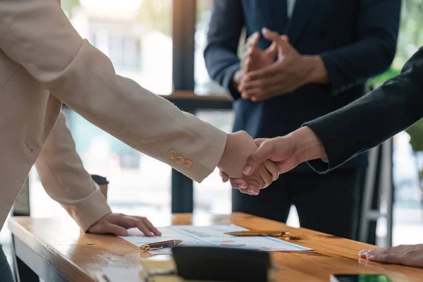 オフィスで握手をするビジネスマン 会議を成功させる お祝いのパートナーシップとビジネス契約のコンセプト — ストック写真