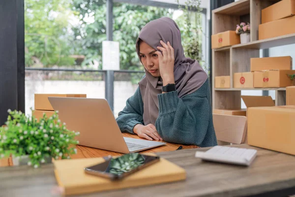 Gestresste Muslimische Online Unternehmer Empfinden Verkäufe Und Einkäufe Als Unbefriedigend — Stockfoto
