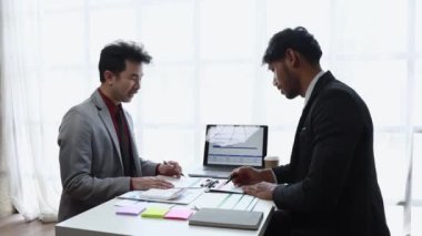 İş grubu müzakere toplantı Shake bir anlaşma üzerinde eller.