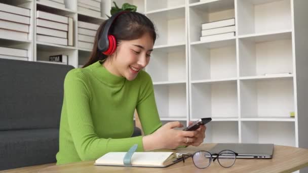 Молода Красива Азіатка Навушниках Слухає Музику Телефону Насолоджується Нею Під — стокове відео