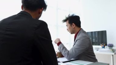 İş ekibi, pazarlamacılar ve finans muhasebecileri müşteri ihtiyaçlarını karşılamak için stratejiler, iş veri grafiği, takım toplantıları veya iş danışmanlığı planlarını tartışıyor ve analiz ediyorlar..