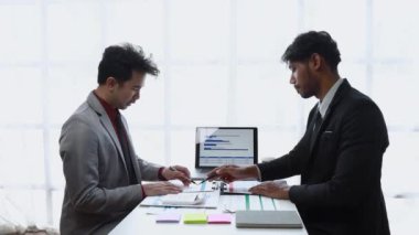 Toplantı odasındaki mali raporda durumu analiz etmek ve tartışmak için takım danışmanlığı toplantısı..