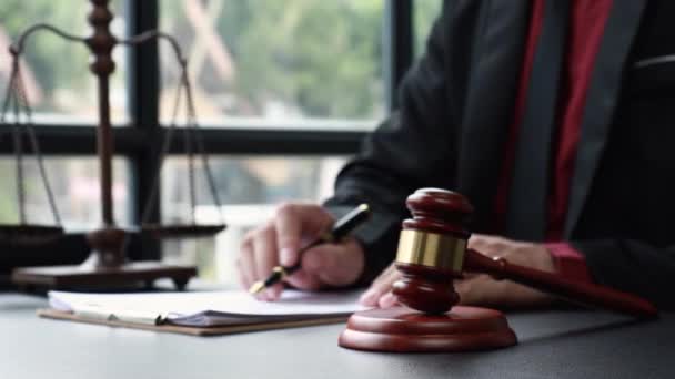 Δικηγόροι Διαβάζουν Τους Όρους Στα Έγγραφα Της Σύμβασης Τις Νομικές — Αρχείο Βίντεο