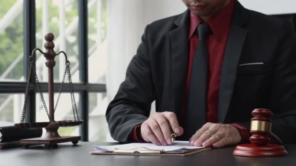 Advogados Ler Termos Nos Documentos Contrato Acordos Legais Assinatura — Vídeo de Stock