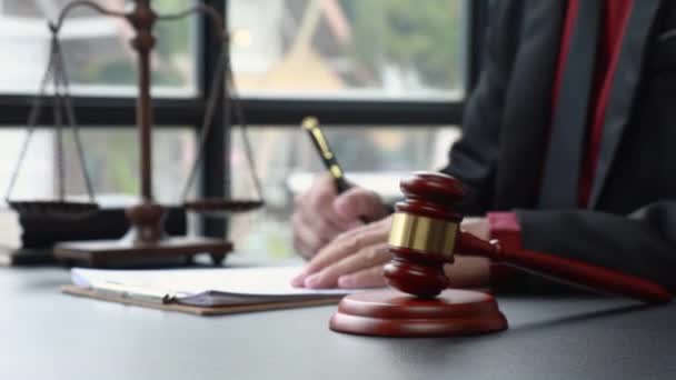 Advocaten Lezen Voorwaarden Contractdocumenten Juridische Overeenkomsten Ondertekening — Stockvideo