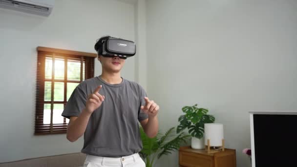 Hombre Relajado Con Gafas Jugando Videojuegos Casa Entretenimiento Moderno Con — Vídeo de stock