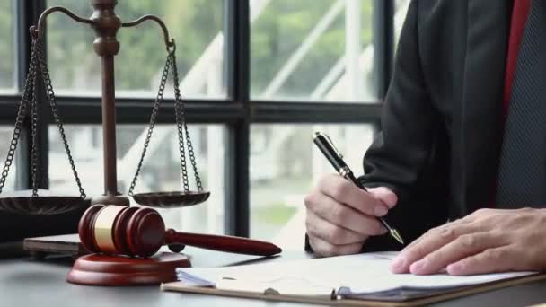 Advogados Ler Termos Nos Documentos Contrato Acordos Legais Assinatura — Vídeo de Stock