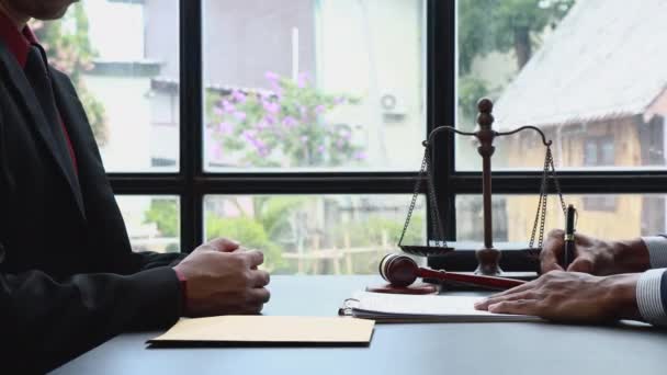 Δικηγόρος Νομικός Σύμβουλος Επιχειρηματίας Που Εξηγεί Λεπτομέρειες Της Συμφωνίας Επιχειρηματικές — Αρχείο Βίντεο