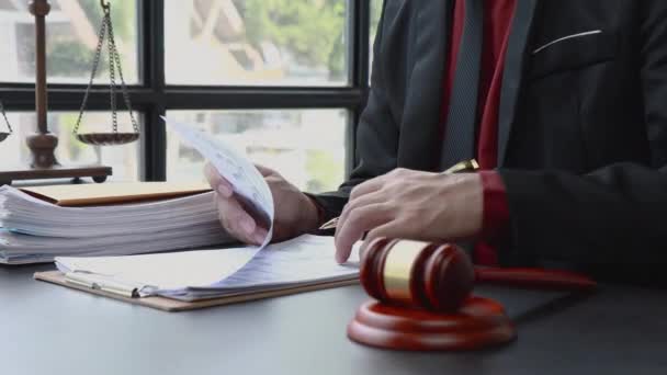Rechtsanwälte Lesen Die Bedingungen Den Vertragsunterlagen Rechtsvereinbarungen Und Unterschriften — Stockvideo