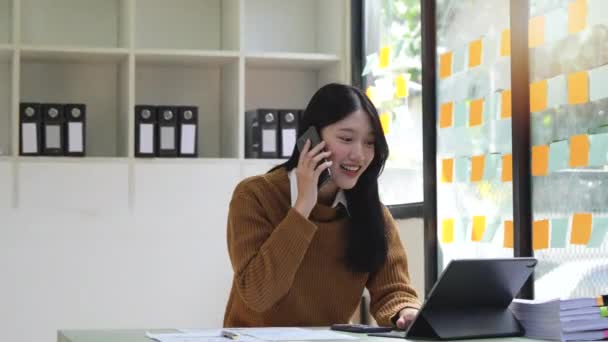 Sonriente Joven Mujer Negocios Profesional Hablando Por Teléfono Usando Tableta — Vídeos de Stock