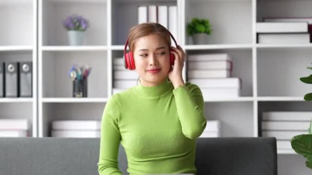 Mujer Joven Escuchando Música Mientras Relaja Sofá Casa Mujer Despreocupada — Vídeos de Stock
