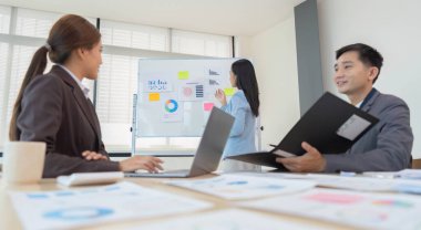 Şirketlerin karları hakkında finansal analiz brifingi. finans, strateji, buluşma kavramı.