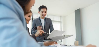 Toplantı odasındaki mali raporun incelenmesi ve tartışılması için Asyalı iş danışmanı toplantısı.