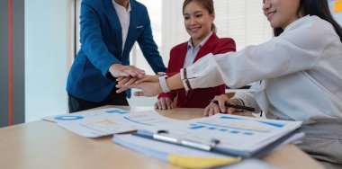 Çeşitli iş adamlarının el ele tutuşması..