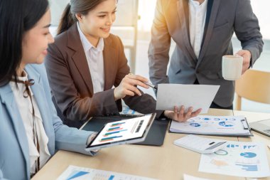 Toplantı odasındaki mali rapordaki durumu tartışın. Yatırım Danışmanı, Finans ve Takım Çalışması.