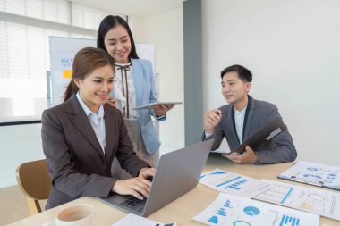 Şirket grafiği kârı hakkında finansal analiz brifingi. finans, strateji, çalışma ortamında buluşma kavramı.