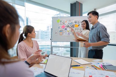 ux geliştiricileri ve ui tasarımcıları konferansta laptop önünde mobil uygulama sunumlarını dinliyorlar.