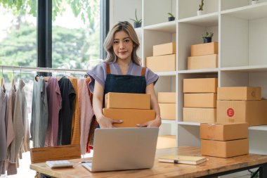 Küçük işletme sahibi, girişimci, ecommerce giyim mağazası siparişlerini kontrol eden bir satıcı. Çevrimiçi satış.