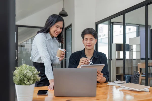 Due Colleghi Asiatici Stanno Discutendo Del Lavoro Uomo Affari Laptop — Foto Stock