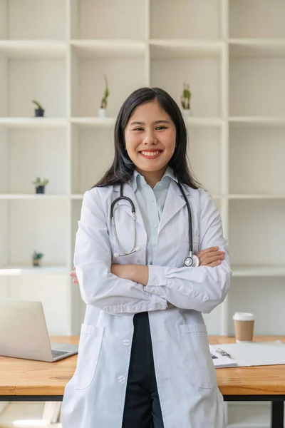 Porträt Einer Asiatischen Ärztin Ihrem Büro Der Klinik — Stockfoto